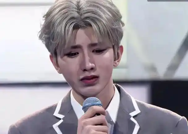 蔡徐坤和w女士接吻亲密照曝光,女方身份背景不简单,主动提分手