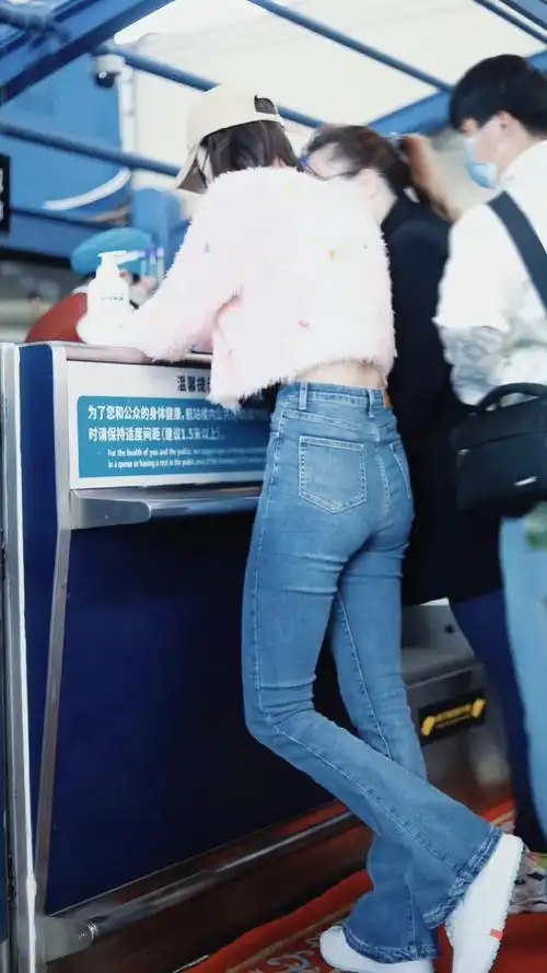 孔雪儿穿粉色软糖小熊开衫配马蹄牛仔裤腿精女孩儿精致又时尚