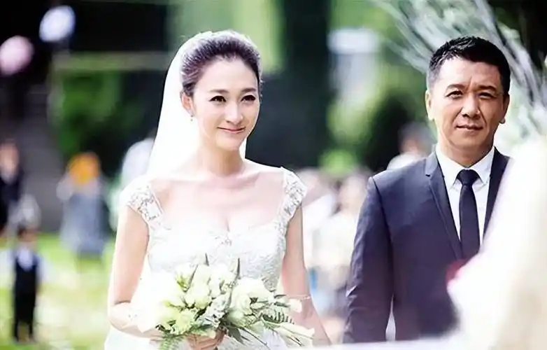 "人间宠儿"李小冉:被魔鬼前任威胁4年,男闺蜜砸5亿甘心接盘_孙东海