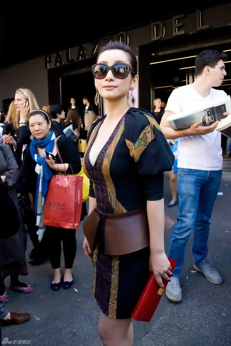 秦海璐复古造型受邀亮相米兰时装周(图)
