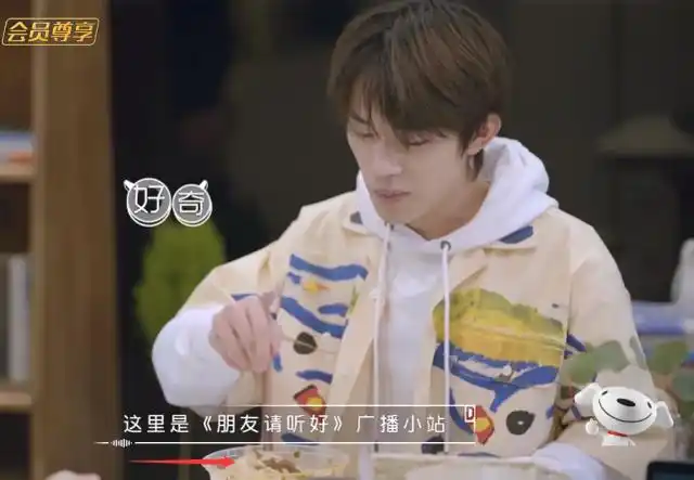 看到易烊千玺吃面的方式,才19岁就这么自律,活该人家身材好!