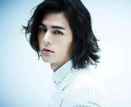 男生三七分中长发发型图片男人味十足的三七分中长发真的很拉风