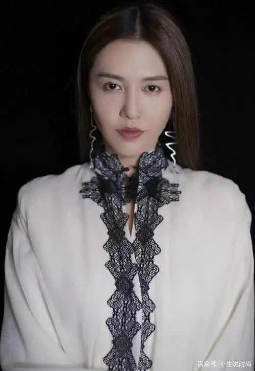 谭维维身穿白裙又仙又美,在音乐会上尽情演绎