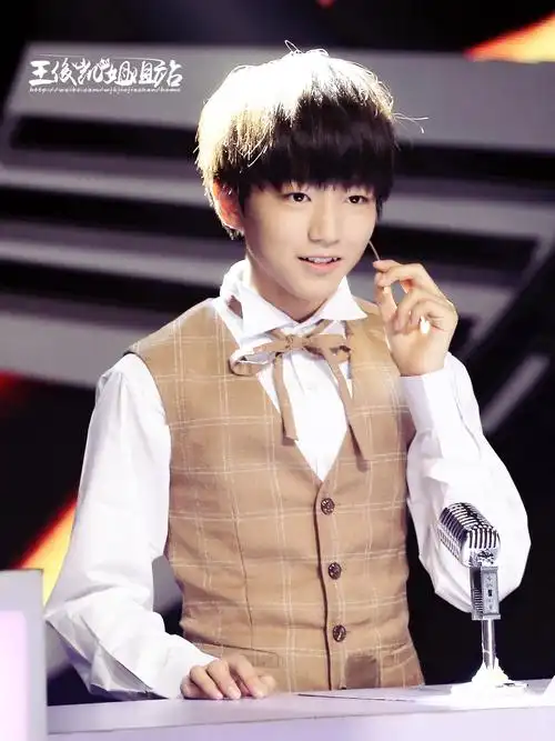 tfboys王俊凯 2014.8.28 年代秀.cr.logo