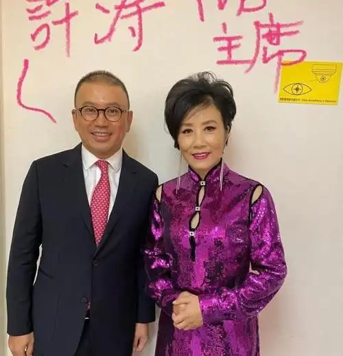 73岁汪明荃同框小10岁郑裕玲,同穿礼裙姿态各异,自然脸更抗老