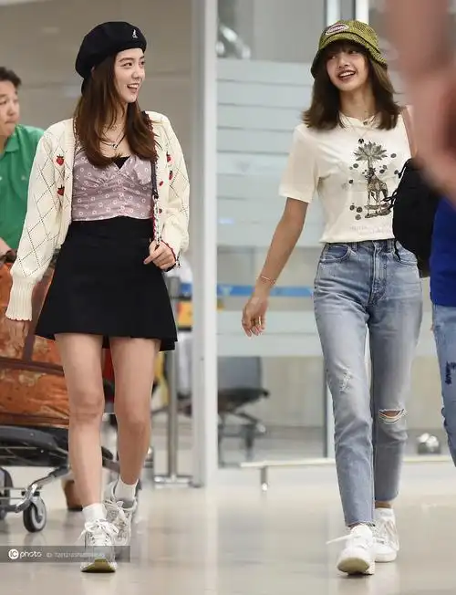 blackpink成员金智秀笑容羞涩 lisa甜软风格大秀可爱