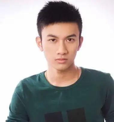 中分短卷发男,中分烫发发型男