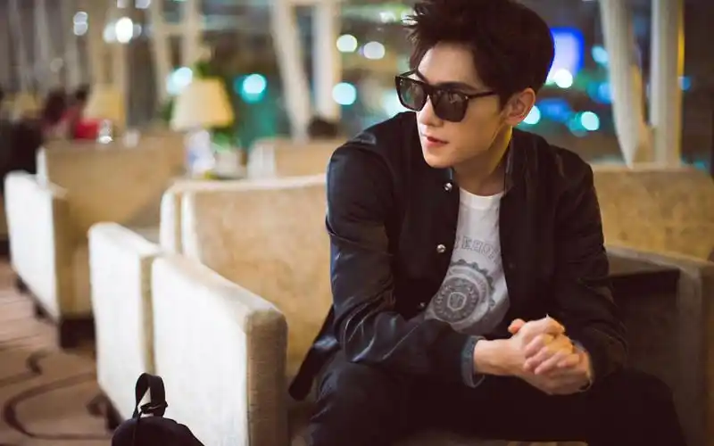 杨洋机场街拍图片桌面壁纸