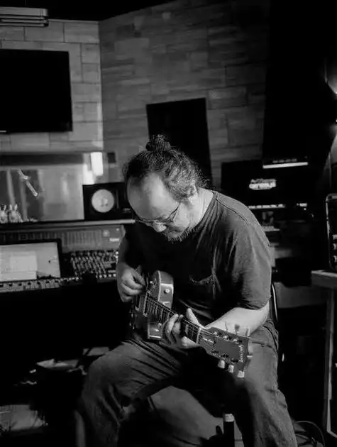 窦唯近照释出:低调生活,悠然成仙