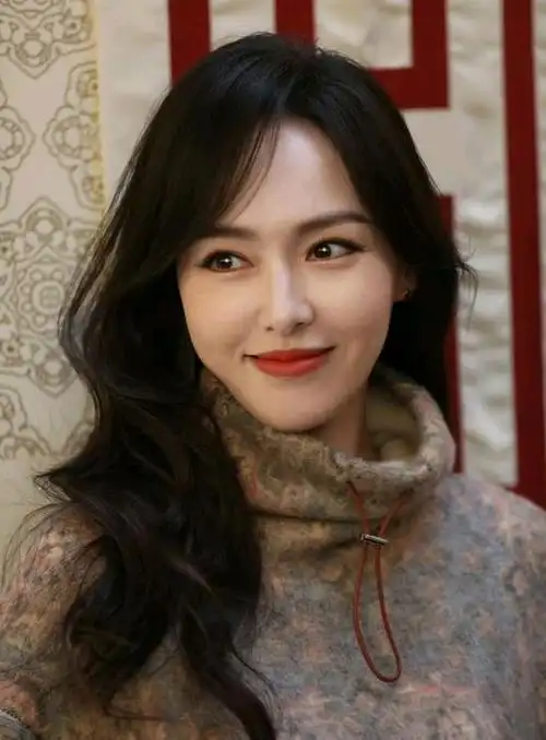 唐嫣最新妆容清纯美丽,网友直呼:看上去根本不像快四十岁的样子