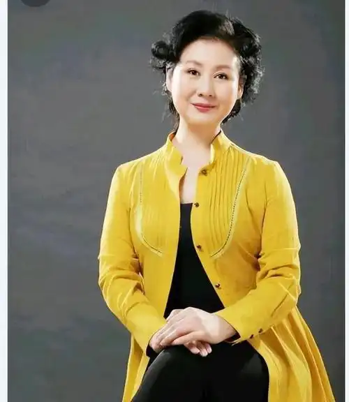 杨蕾——61岁出生于陕西西安.因丈夫戴志诚出轨抑郁退出春晚.