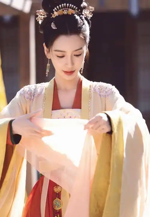 杨颖懒理网上争议,工作室晒其相思令的剧照,有美人兮,欲盼兮_美得_评