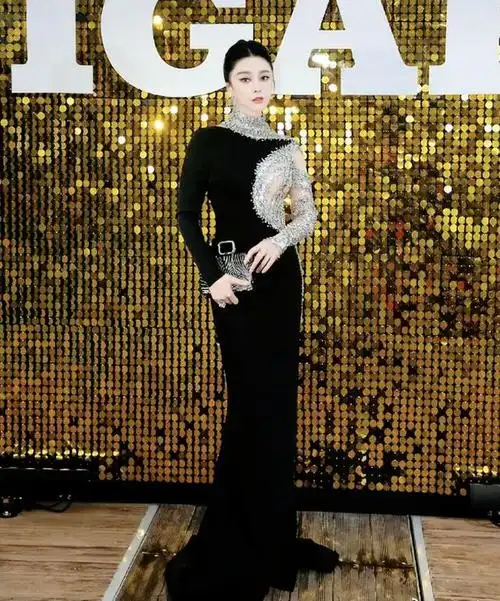 范冰冰成戛纳"宠儿",最后一套礼服颇显贵气!疑获背后大佬相助|红毯|穆