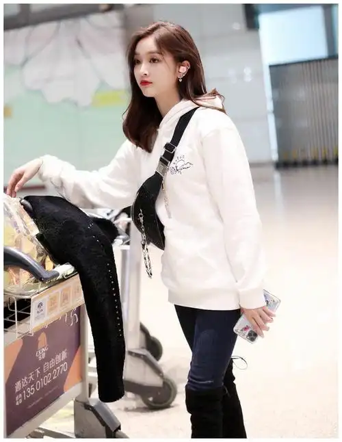 吴宣仪结束《新手驾到》录制行程,深夜抵达机场.