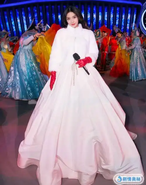 冬天都戒不掉白裙的杨颖,搭配洗碗手套,意外穿得保暖和时髦!