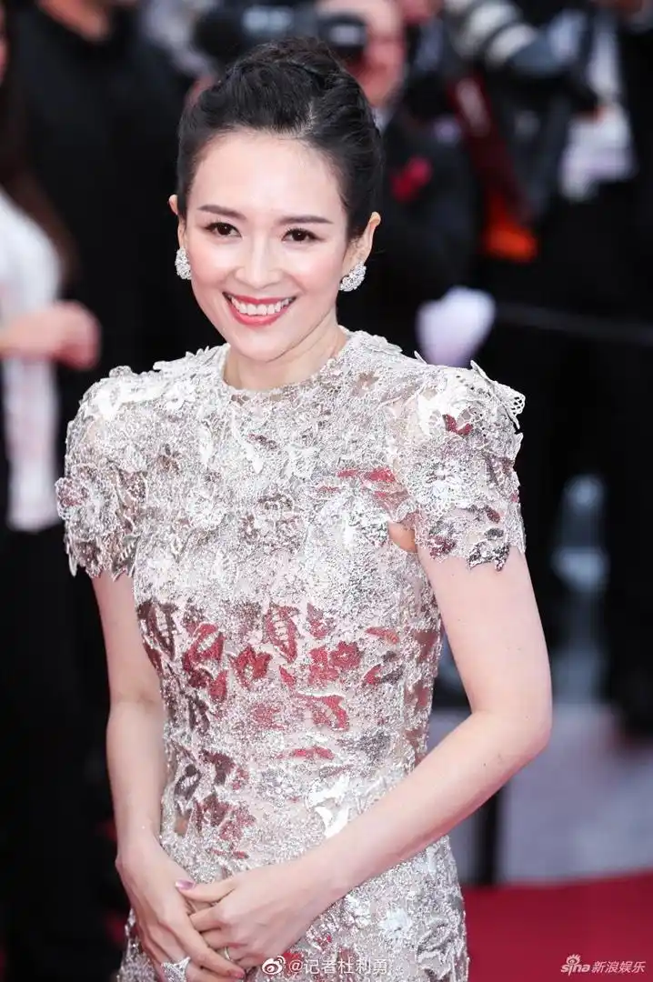 章子怡穿鱼尾旗袍裙亮相戛纳别致优雅】法国时间5月20日,第72届戛纳
