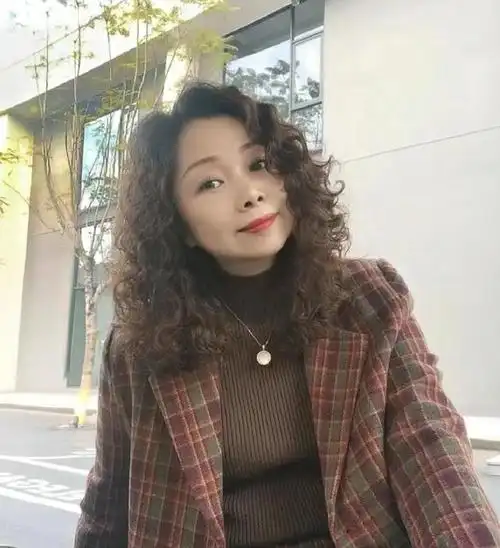 岁女人烫头发:记住"三烫三不烫",显年轻气质,头发蓬松洋气|烫发|发型