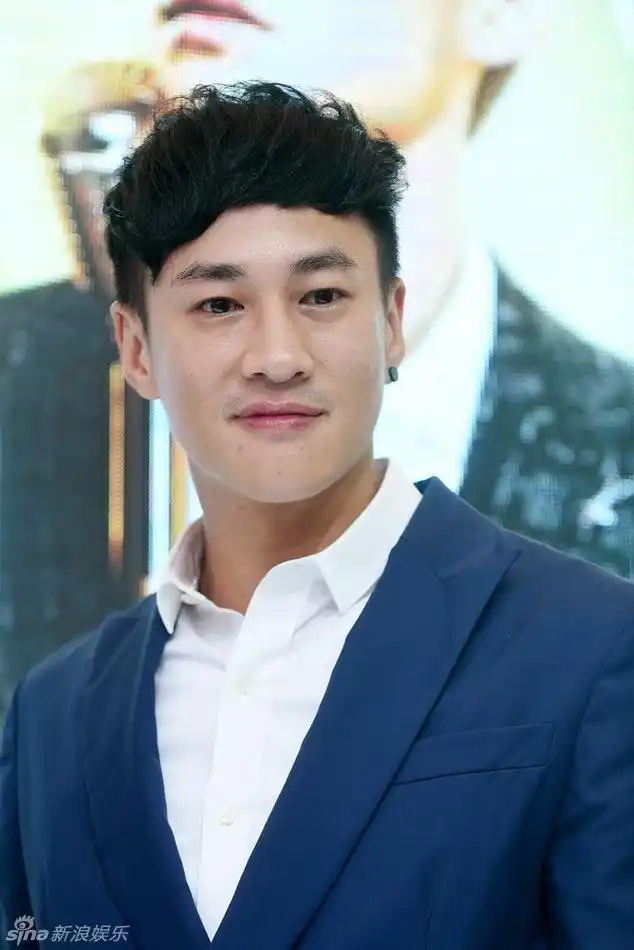 组图:《美丽的秘密》何润东赠宋茜围巾暖心_高清图集_新浪网