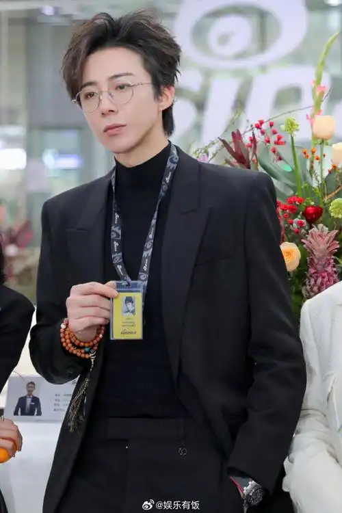 刘宇宁比发财树都高##刘宇宁all black