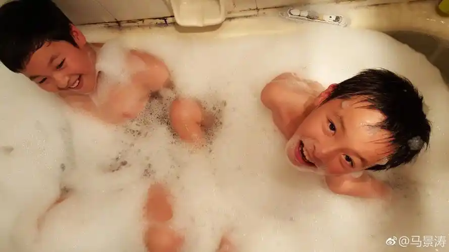 马景涛晒俩儿子洗澡照明星家浴缸这么多污渍