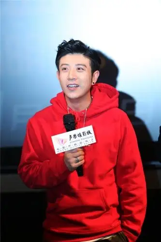 由嘻哈包袱铺掌门人,春晚常客,喜剧"小先生"高晓攀自导自演,孙集斌