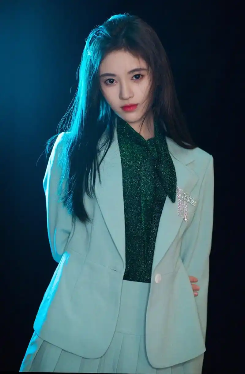 鞠婧祎蓝色西装甜美写真图片,美出新高度,适合收藏做壁纸!