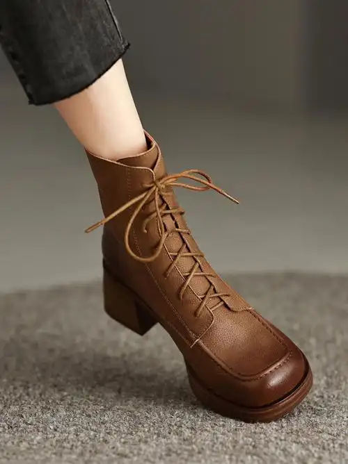 哈哈,酷帅酷帅的显高显腿长墙裂安利一下这双粗跟马丁靴款式洋气大方