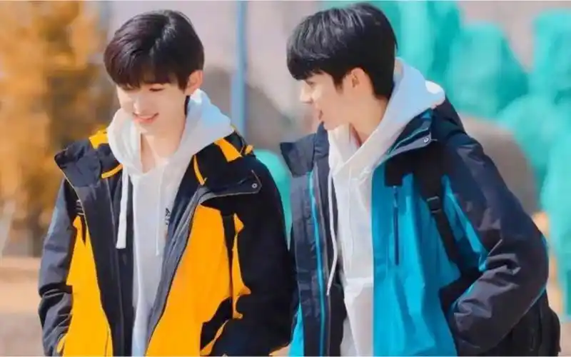 时代少年团宋亚轩刘耀文来看看吻文和轩轩有多爱吃仙贝