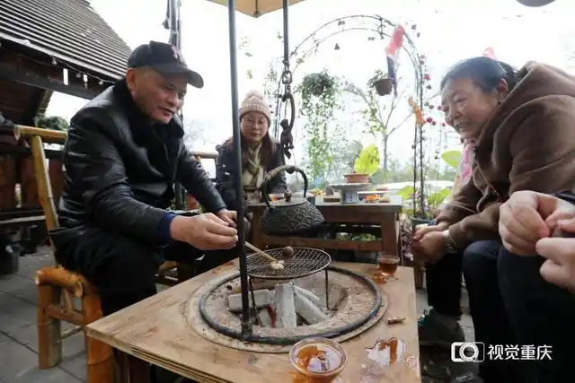 1月22日下午2点,渝北区紫荆路,一排排炭炉沿街摆开,人们围炉而坐,摆上