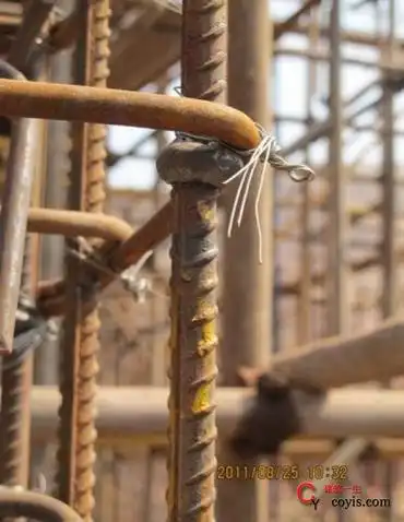 采用双面焊接,搭接长度大于6d防雷引下线焊接质量要点:利用结构柱内主