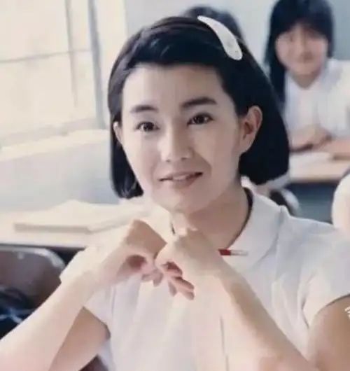 这样留着一顶复古短发发型的钟楚红侧着身子望着镜头,也是