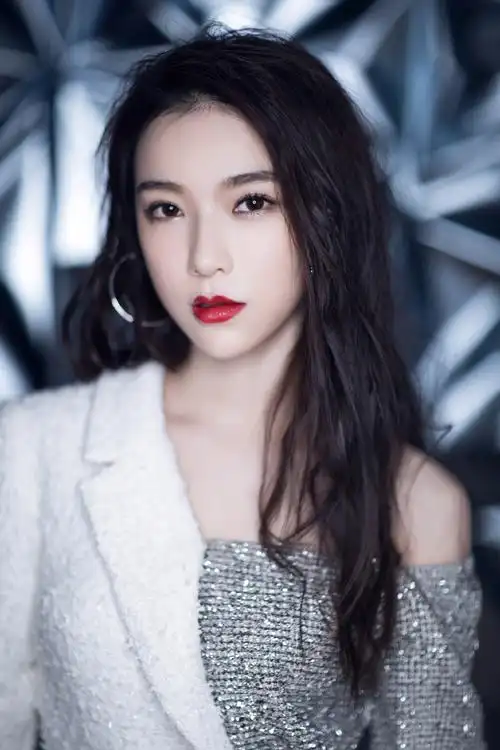 宁心性感冷艳活动写真图片