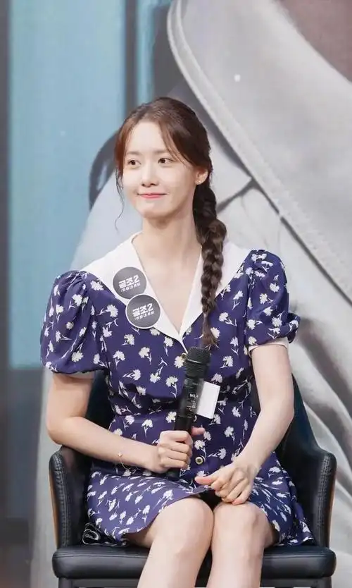 林允儿身穿白色v领长裙现身现场(林允儿碎花裙单马尾出席电影宣传)(14
