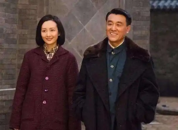 回顾老戏骨何冰为何结婚26年零绯闻看看妻子的做法就明白了