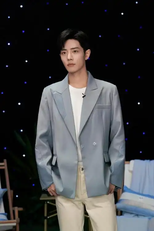 肖战新活动图释出 雾蓝色西装造型清爽帅气#有颜有趣