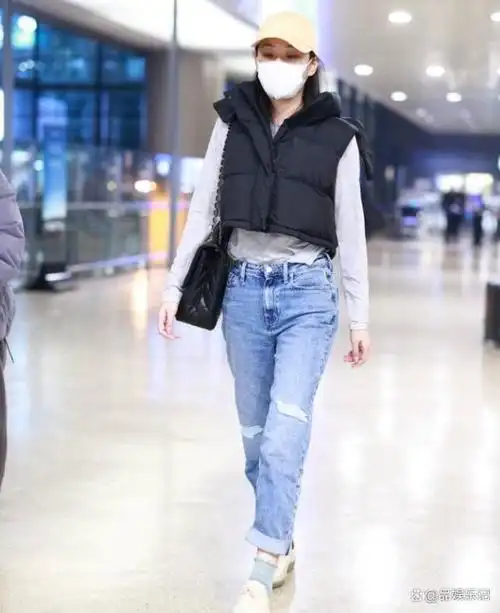 张馨予现身上海机场 休闲装扮简约舒适