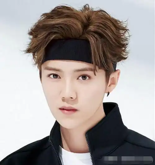 男生束发带的几种戴法显得整个人帅气精神活力满满