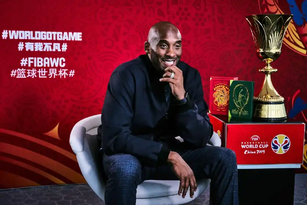 篮球世界杯全球大使科比抵达北京笑容满面