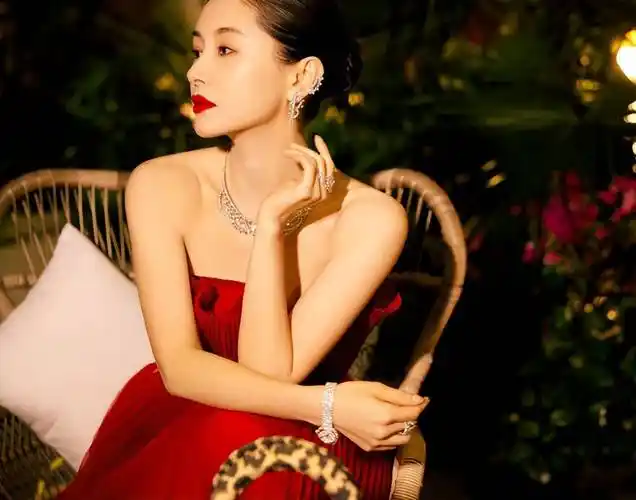 原创跟吴永恩分开之后王子文红色抹胸裙出镜美美哒