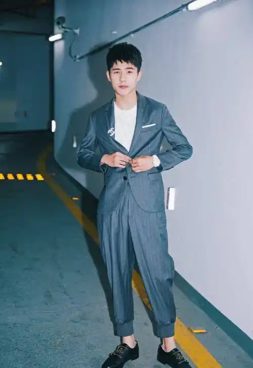 虎牙小王子刘昊然,少年or绅士,风格自由切换,各类款型轻松驾驭,魅力不