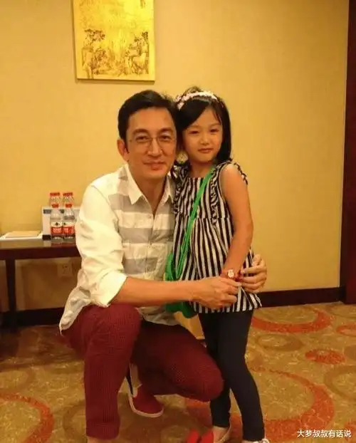 年时,与年纪相差21岁的大陆演员石扬子(又名石洋子)在香港登记结婚