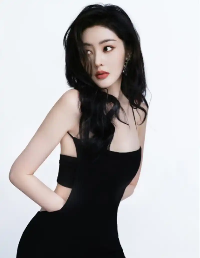 张天爱 张天爱的一组美照曝光,她一头长卷发妩媚撩人,身穿黑色吊带裙