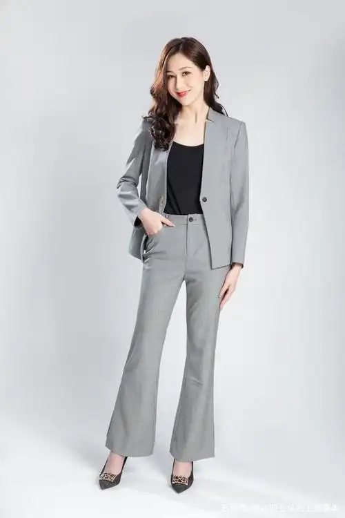 穿西装的女人