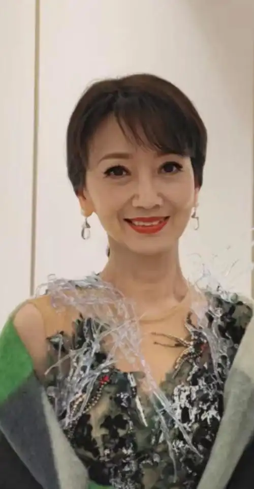 69岁赵雅芝生图曝光与精修图有差别眼尾皱纹炸花仍优雅美丽