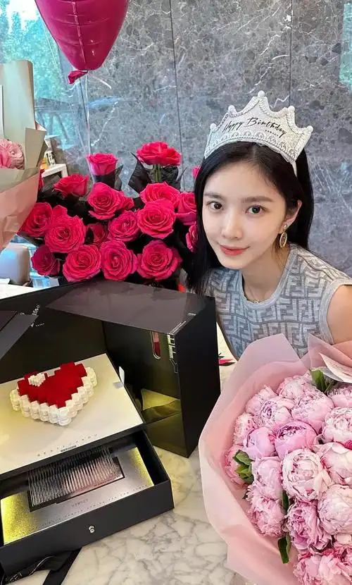 杜淳妻子王灿晒老公42岁生日照甜蜜告白生日快乐