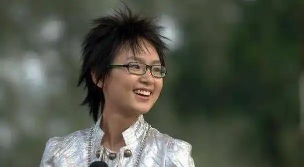 此时的周笔畅虽然也是当时人气的亚军,但关于她的新闻和热门话题却