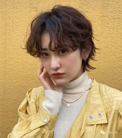 也更有发挥魅力的空间,像这样一款充满日系少年感的短发烫发,搭配燕尾