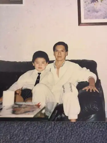 向佐晒合照感恩父亲 网友齐呼父子太像