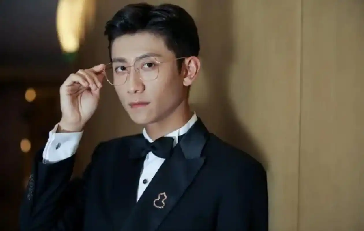 据传,张一山穿着白袜子拍照,被网友们认为是同志的"暗号".