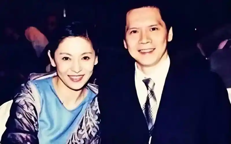 "李小龙之女"与向太纠葛不清,她终于露面…_丁佩_向华强_媒体